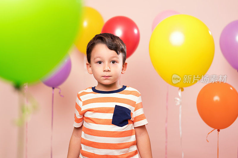 可爱的孩子在五颜六色的气球中。