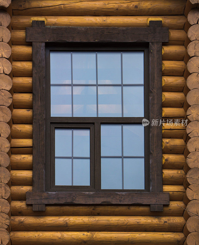 木墙背景上的老式窗户