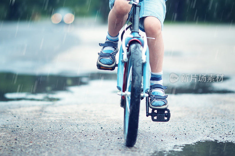 骑自行车的孩子
