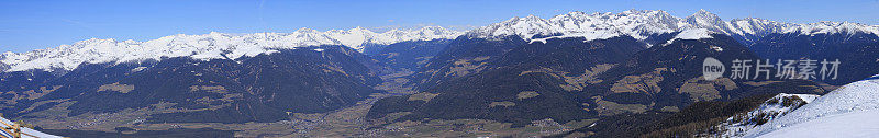 全景景观。在阳光明媚的滑雪胜地。高山雪景。Kronplatz，意大利南蒂罗尔的白云石山。