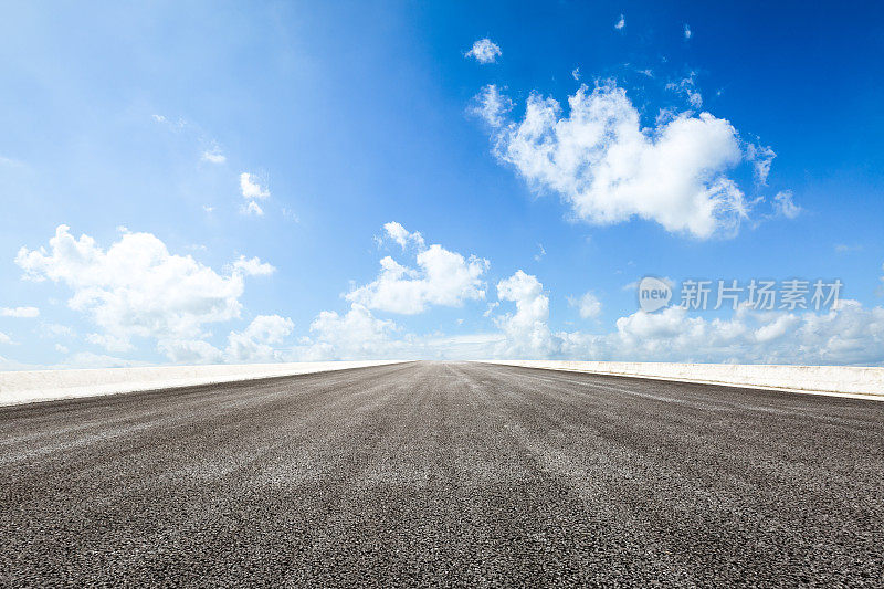 柏油路和蓝天白云的景象