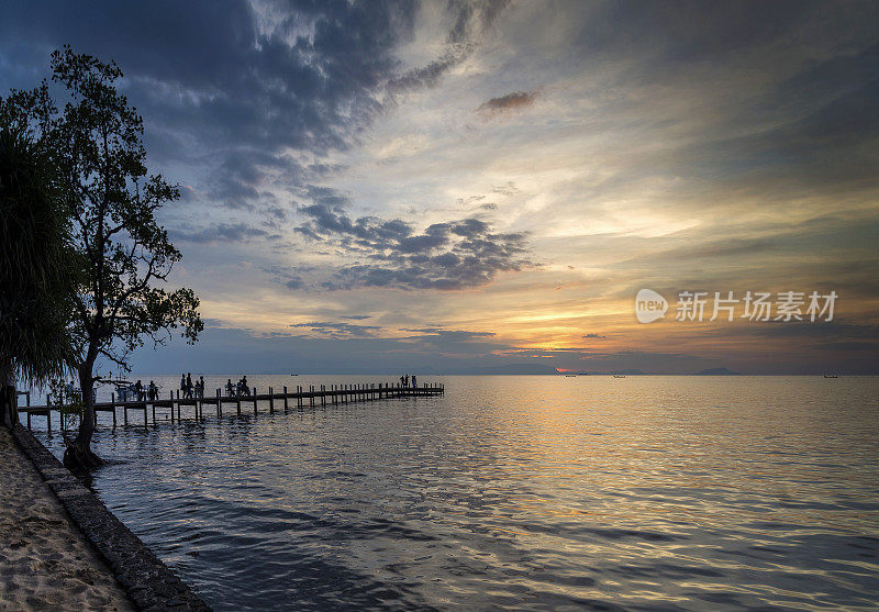 游客在柬埔寨海岸的kep镇码头欣赏日落