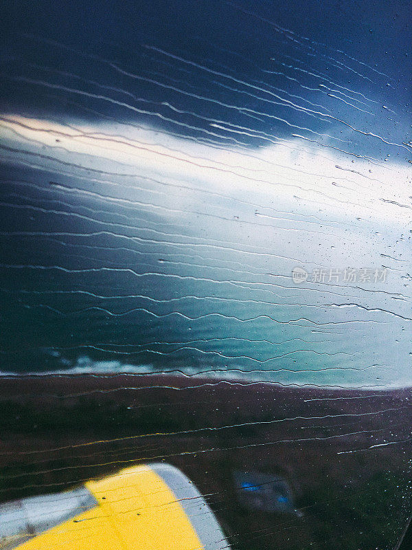 雨滴落在飞机窗户上