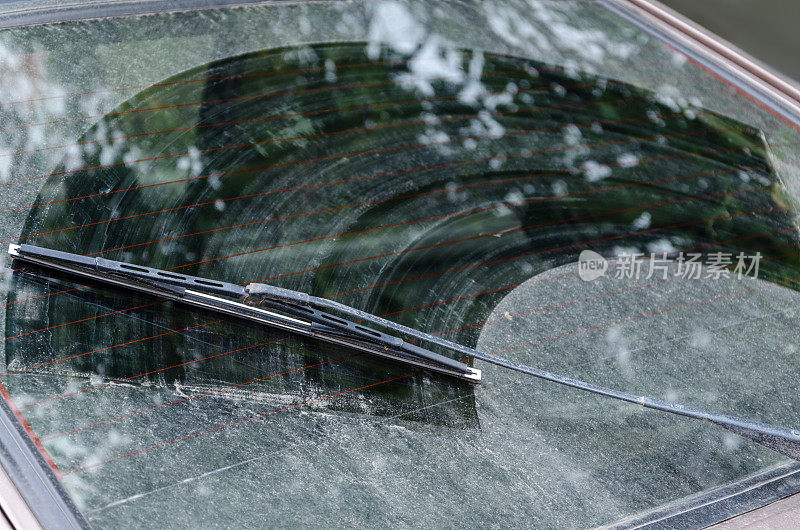 用雨刷片弄脏车窗