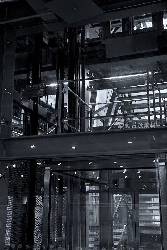 抽象的当代城市概念。楼梯和电梯，玻璃和金属结构。