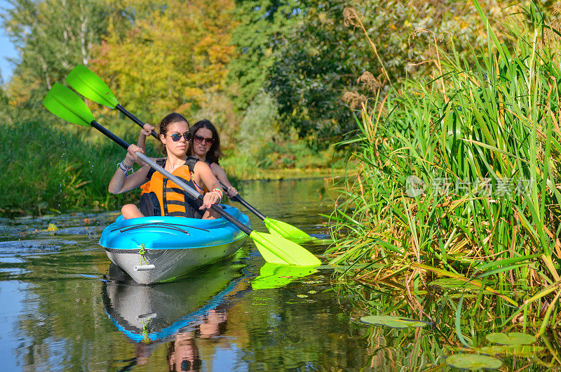 家庭皮划艇，母子皮划艇河上独木舟之旅，活跃的秋季周末和假期，运动和健身的概念