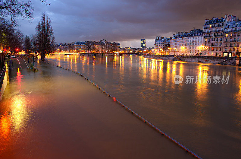 2018年1月，巴黎遭遇洪水。阿尔科尔桥的夜景