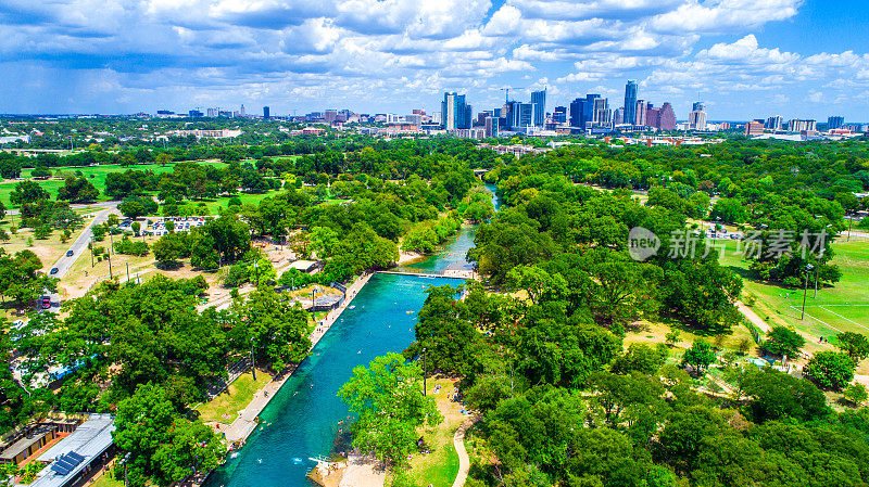 鸟瞰图上的奥斯汀德克萨斯州地标巴顿温泉池绿色天堂上面著名的游泳洞
