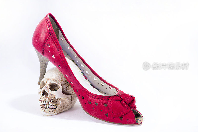 女人的红鞋和小头骨。