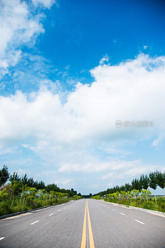 空的柏油路