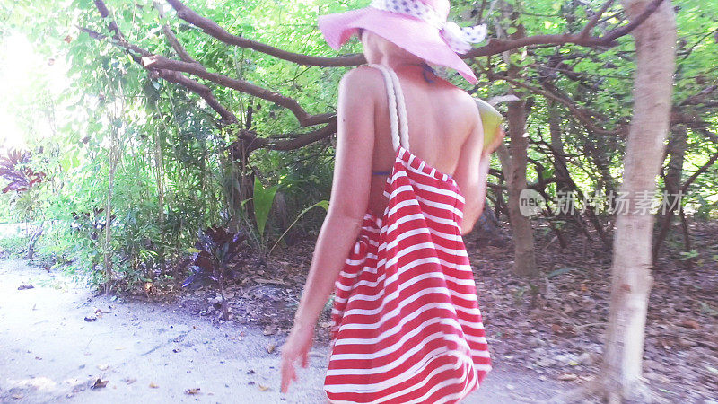 一名女子在马尔代夫的椰子林中行走