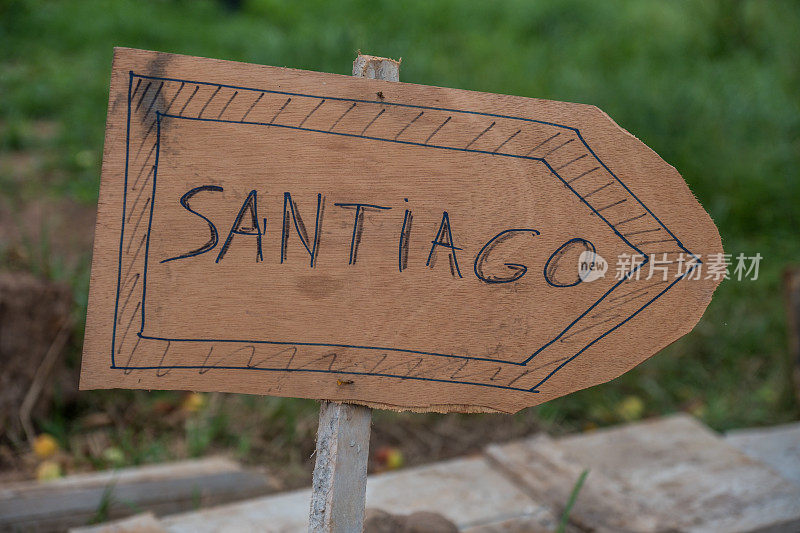圣詹姆斯('Jakobsweg'或'圣地亚哥')的道路标志到圣地亚哥德孔波斯特拉在西班牙