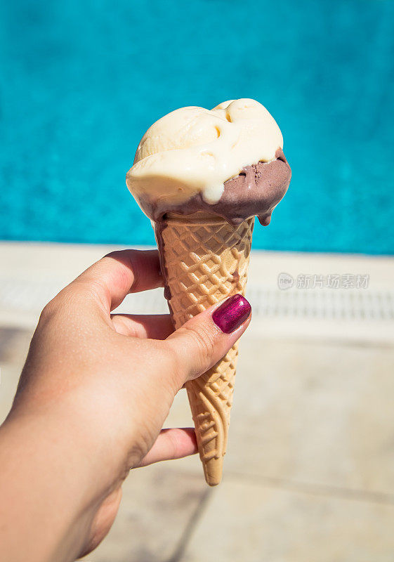 游泳池背景上的冰淇淋