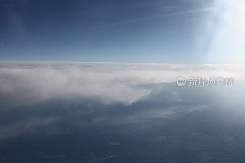 从飞机窗口俯瞰天空