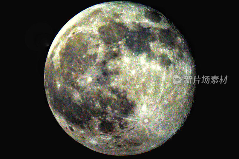 美丽的满月映衬着布满陨石坑的夜空