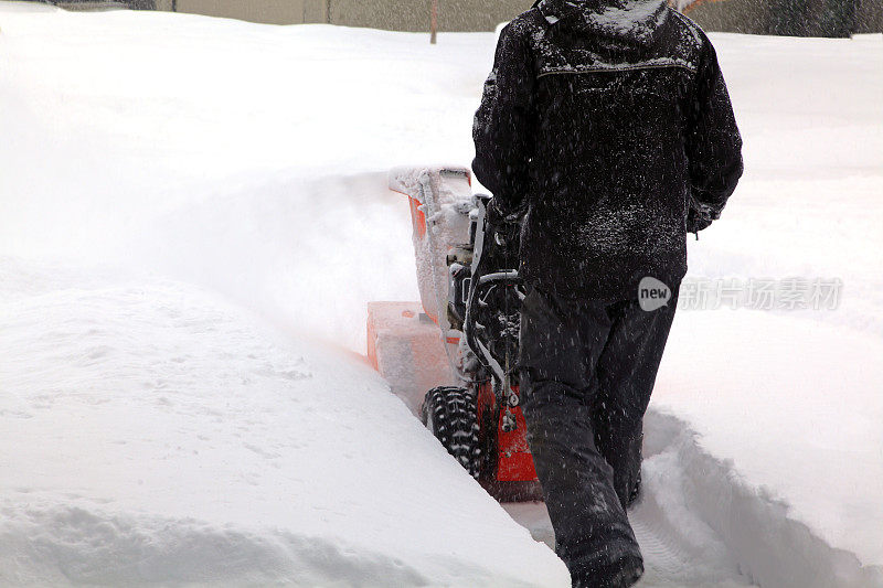 后视图清除深雪从住宅车道