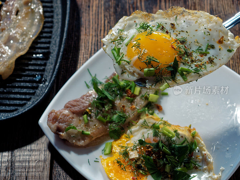 早餐有煎蛋、熏肉和咖啡