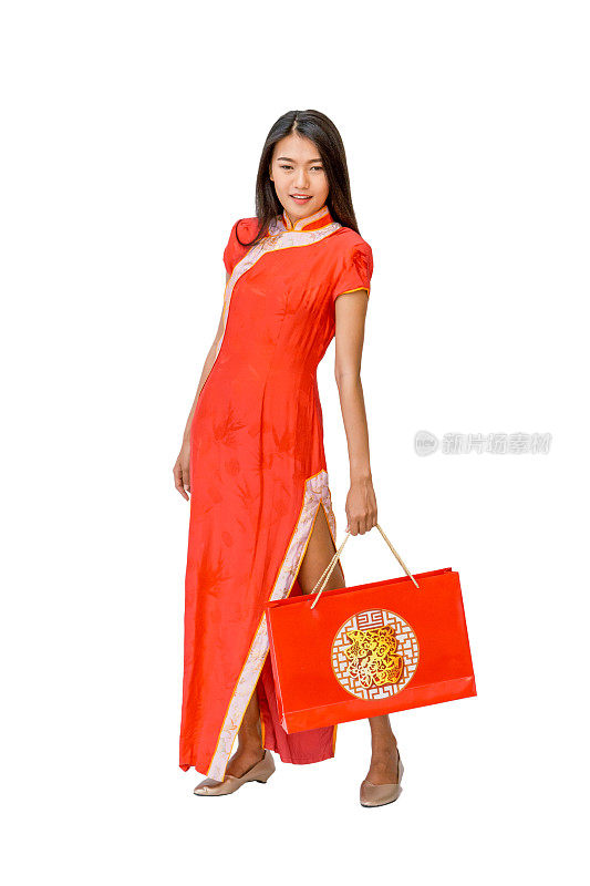 中国女人拿着购物袋，孤立的背景与剪切路径。