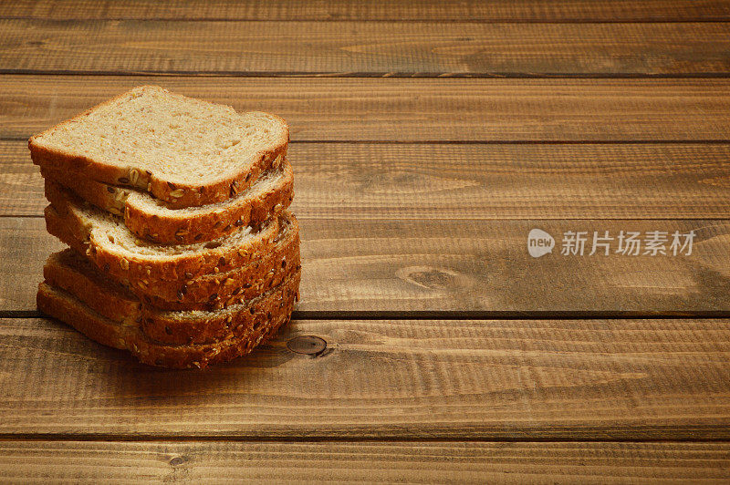 烤面包在木头背景