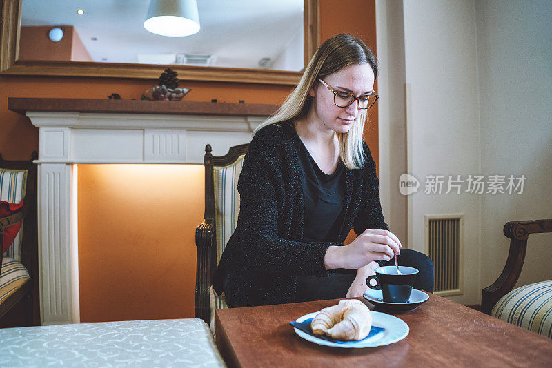 年轻女子在享受她的咖啡