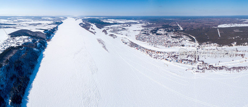 白雪覆盖下的伏尔加河。晴朗冬日全景鸟瞰图