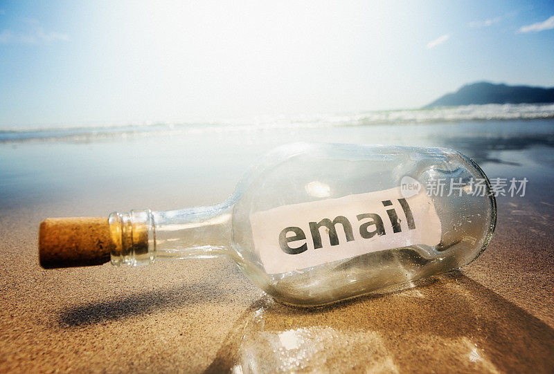 不寻常的电子邮件作为漂流者的信息在瓶子里
