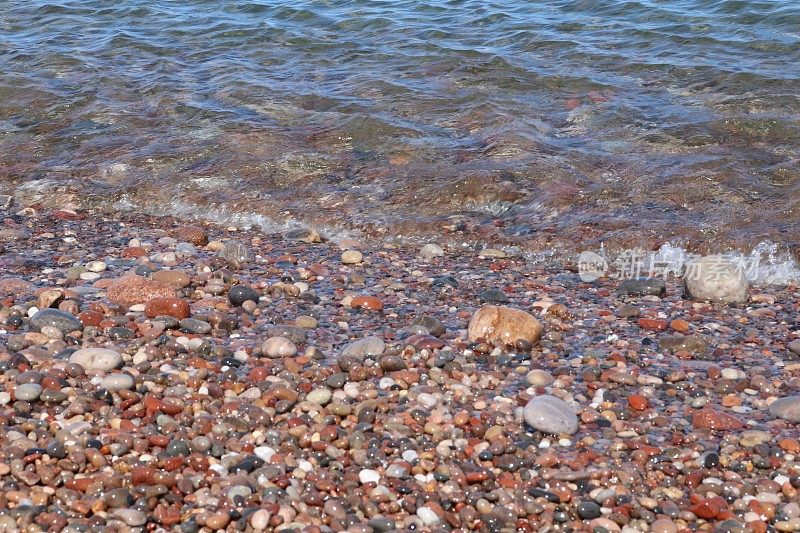 海岸上各种大小不同的卵石