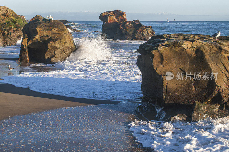 海浪与岩石撞击海岸海滩