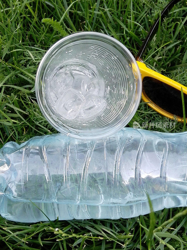 一次性瓶装水，塑料杯，加冰
