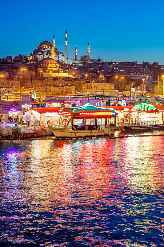 土耳其伊斯坦布尔，米诺努广场上的金角和五颜六色的食物摊