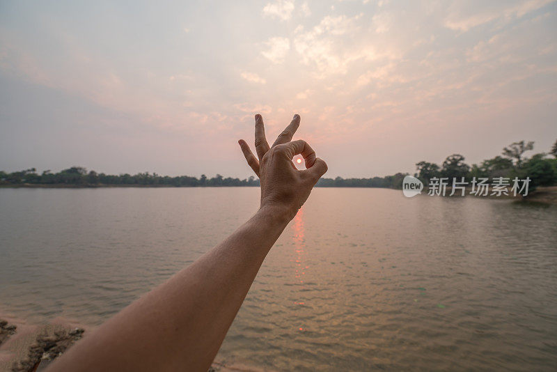 Pov的人的手伸向太阳，能源人环境旅游概念暹粒，亚洲。