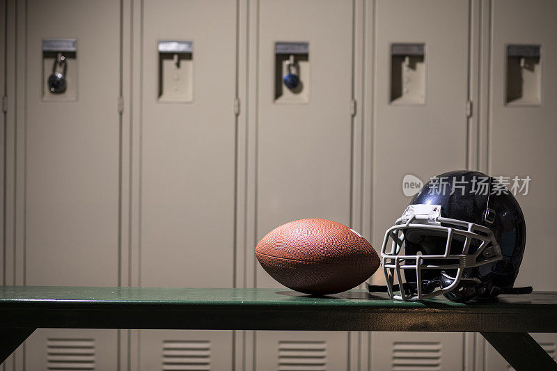 足球运动器材在学校体育馆的更衣室里。