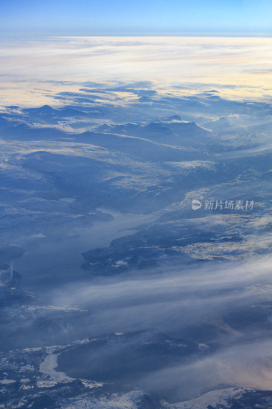 挪威北部冰雪覆盖的冬季景观鸟瞰图