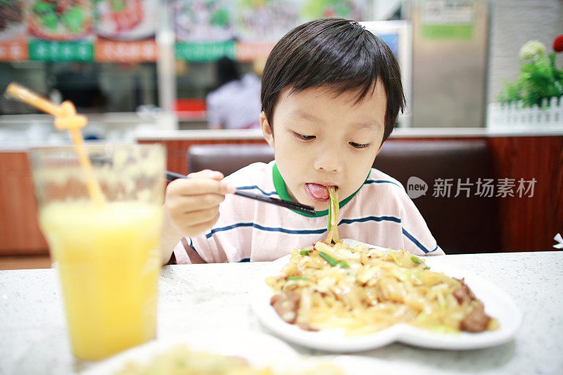 孩子们吃午餐