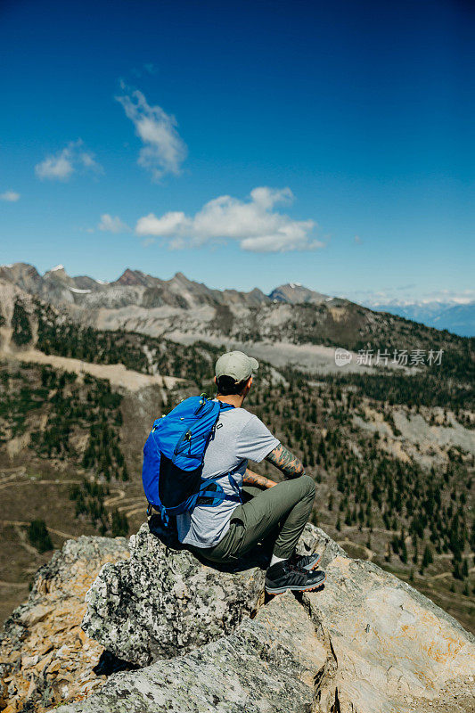 在加拿大落基山脉徒步旅行的年轻男性