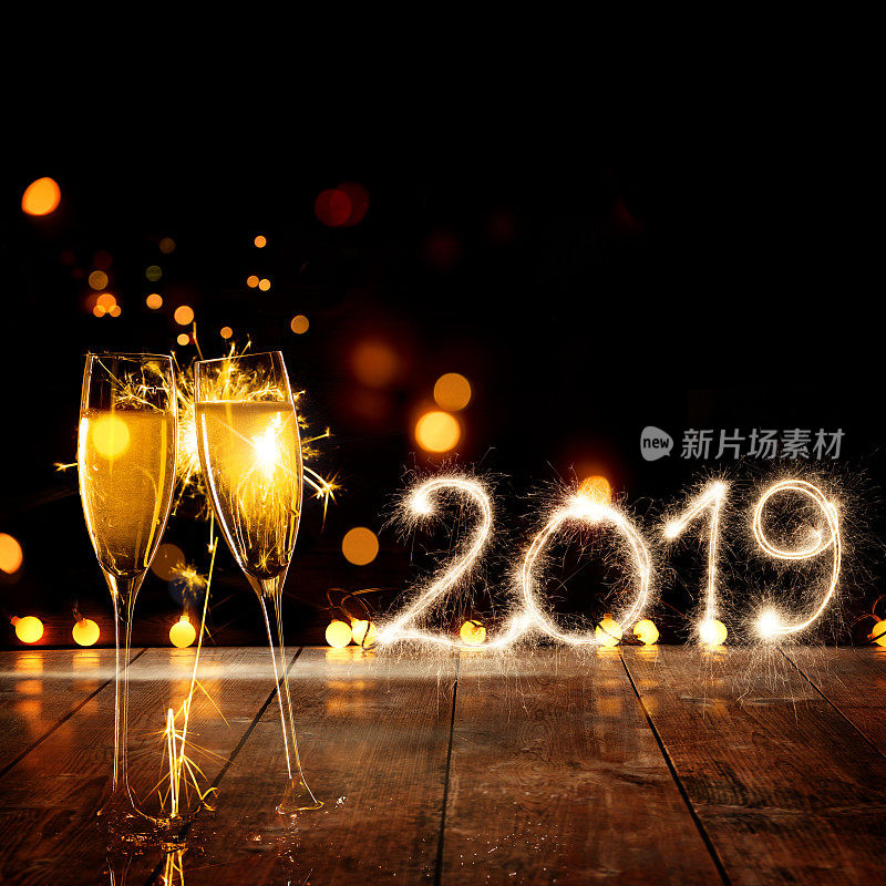 香槟杯与烟花2019年新年快乐