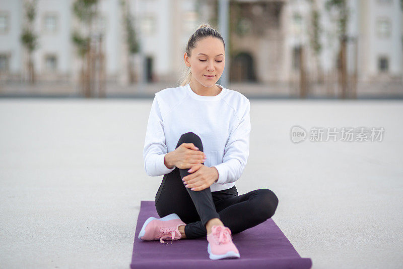 现实生活中积极健身的女性，在户外做健身和瑜伽