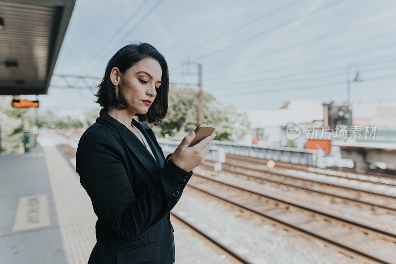 一个女人一边等火车一边打手机
