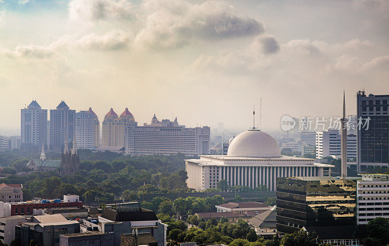 雅加达国家Istiqlal清真寺鸟瞰图与周围的建筑