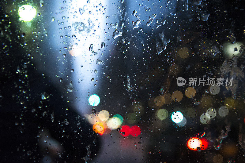 雨滴落在窗户和交通灯上