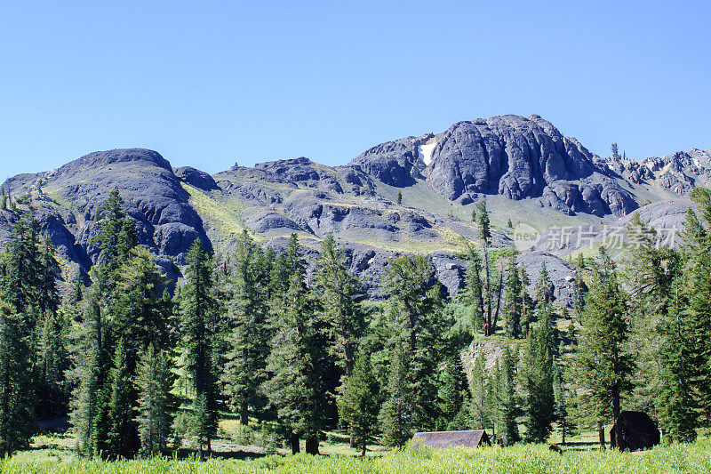 废弃的高塞拉小屋与山脉的背景