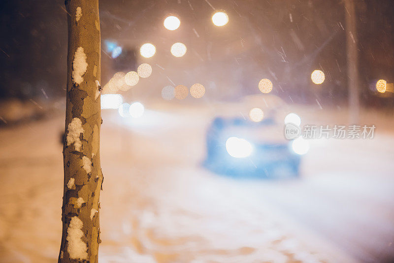 夜晚的城市街道上覆盖着积雪