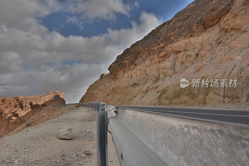 沙漠道路从地面看，HDR