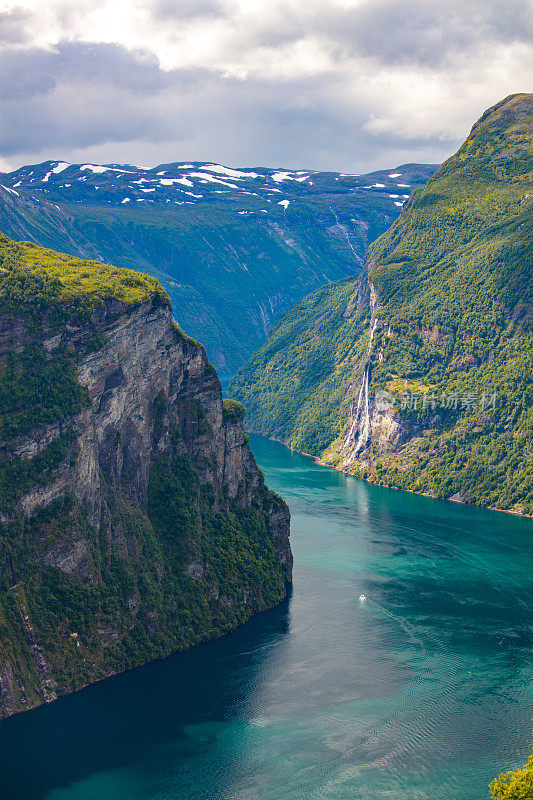 挪威盖兰格峡湾的山脉和七姐妹瀑布