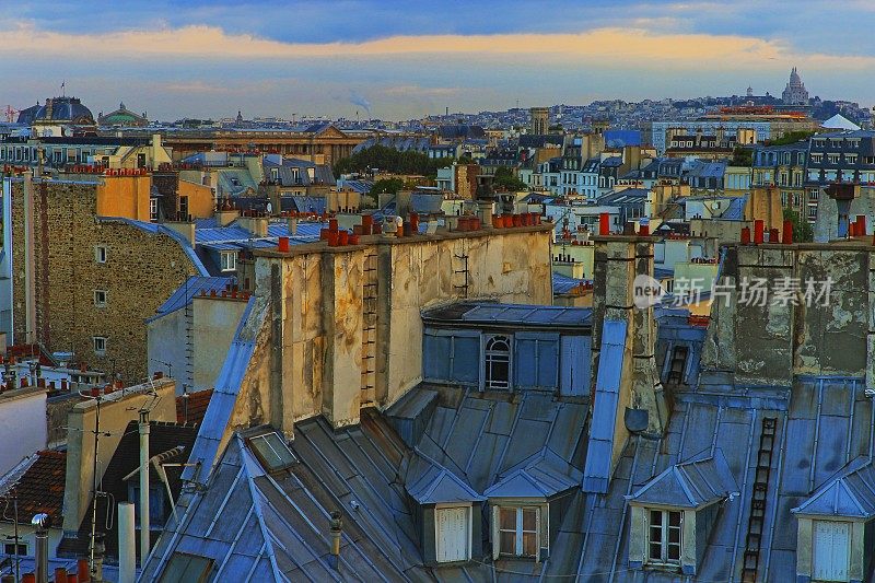 圣心和蒙马特——日出时从上面看到的法国屋顶——法国巴黎