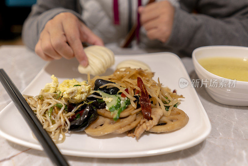 自助早餐:素菜和粥