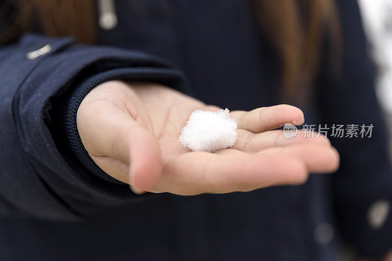 一个年轻女孩的手掌上的雪