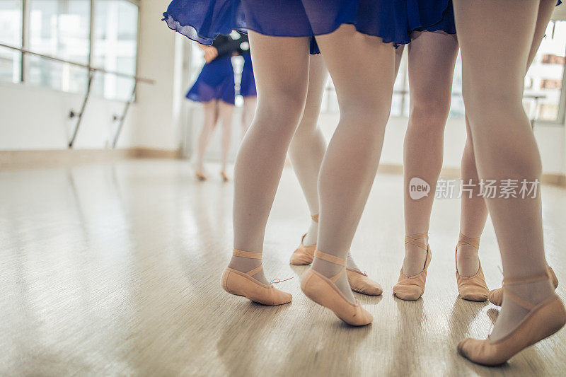 芭蕾舞演员一起训练