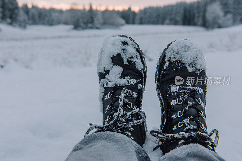雪地里的冬季徒步靴
