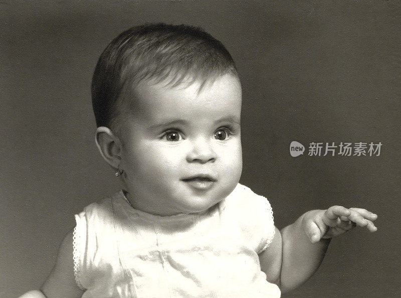 女性婴儿在60年代的姿势